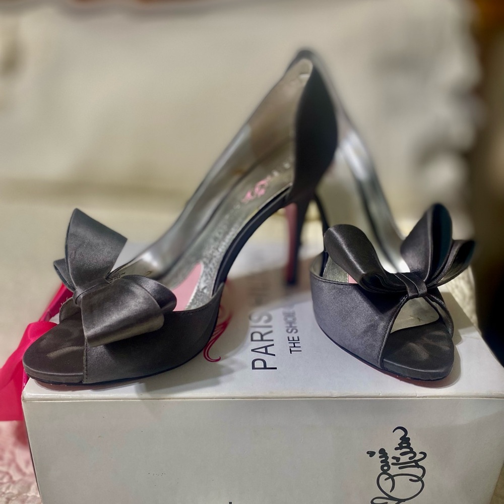 Black High-Heeled Peep-Toe Pumps with Bow